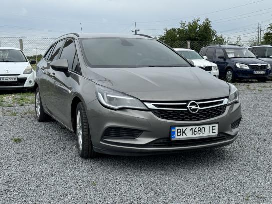 Opel Astra sports tourer 2017г. в рассрочку