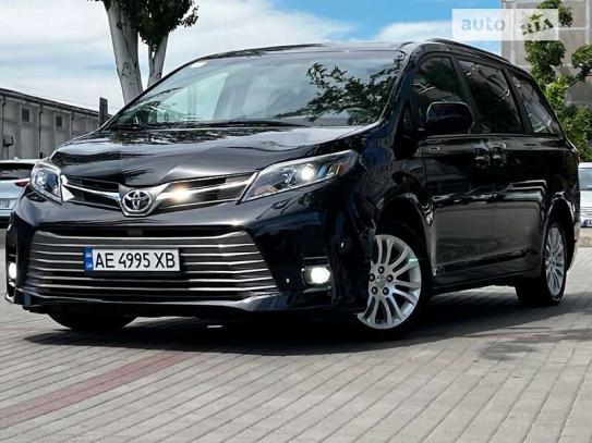 Toyota Sienna 2017р. у розстрочку